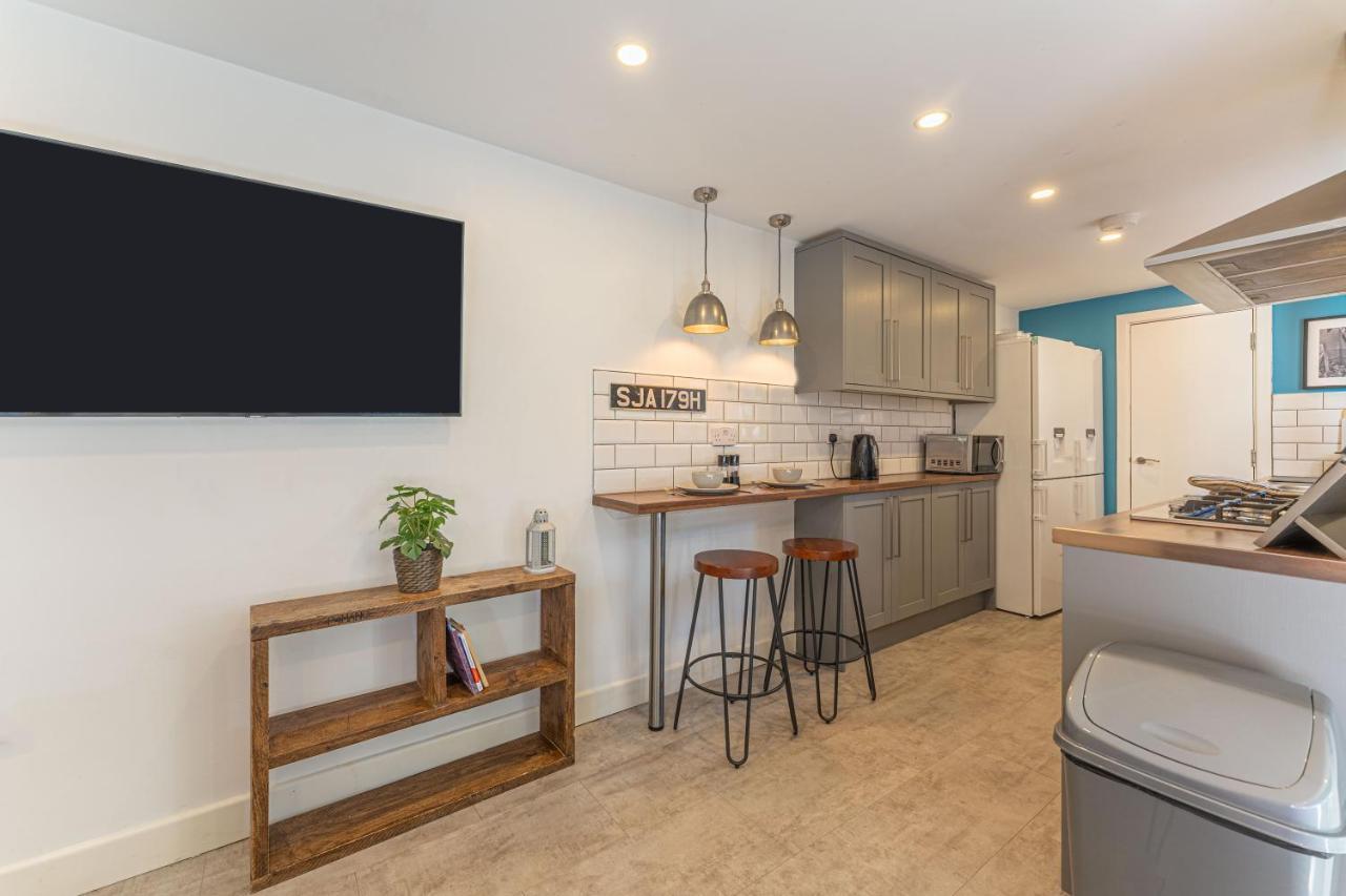Stylish 5-Bed Home, Each With En-Suite And Own Tv Coventry Exteriér fotografie