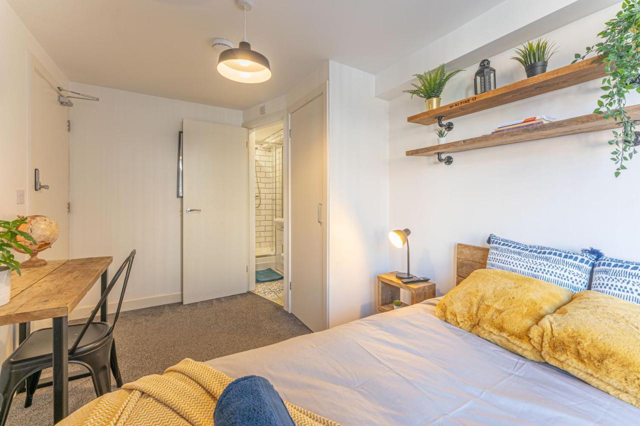 Stylish 5-Bed Home, Each With En-Suite And Own Tv Coventry Exteriér fotografie