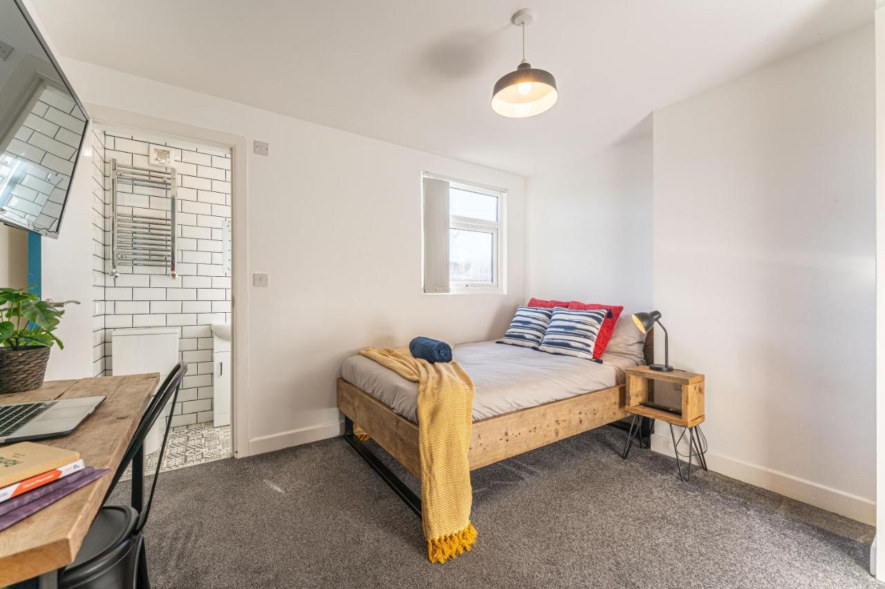 Stylish 5-Bed Home, Each With En-Suite And Own Tv Coventry Exteriér fotografie