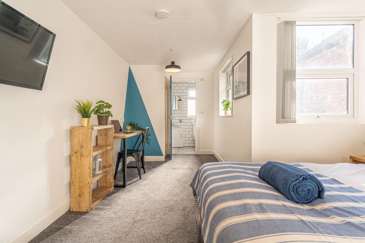 Stylish 5-Bed Home, Each With En-Suite And Own Tv Coventry Exteriér fotografie