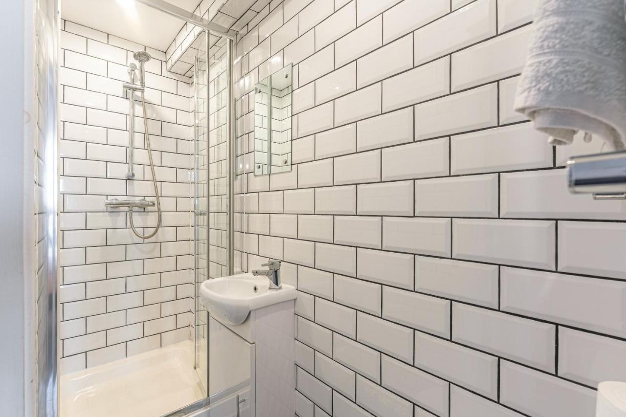 Stylish 5-Bed Home, Each With En-Suite And Own Tv Coventry Exteriér fotografie